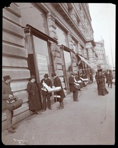 Vista de vendedores ambulantes vendiendo juguetes y otros artículos frente al Edificio Fuller o Flatiron en Broadway, 5ª Avenida y Calle 23, Nueva York, c.1895